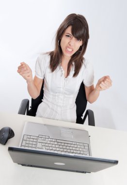 dizüstü bilgisayar ile sinirli kadın