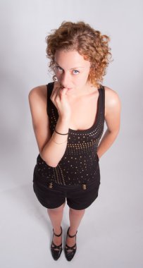 utangaç sarışın kız