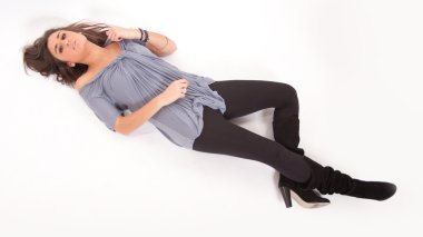 yerde yatarken esmer