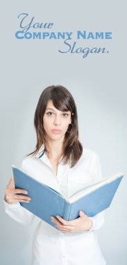 Esmer kitap ile Beyaz gömlekli