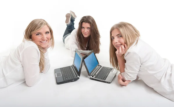 Meninas felizes com laptops — Fotografia de Stock