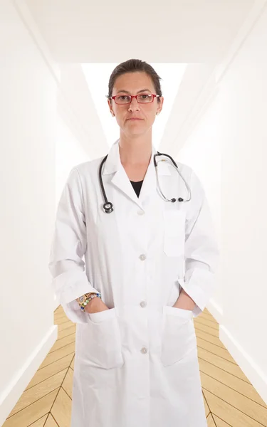 Vrouwelijke arts op een corridor — Stockfoto
