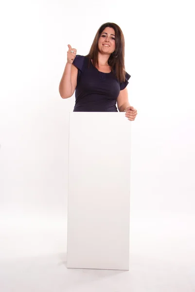 Девушка с большим пальцем, держащая доску объявлений — стоковое фото