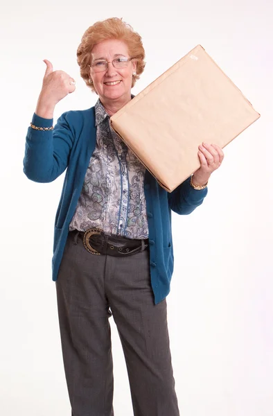 Задоволена старша жінка тримає пакет — стокове фото