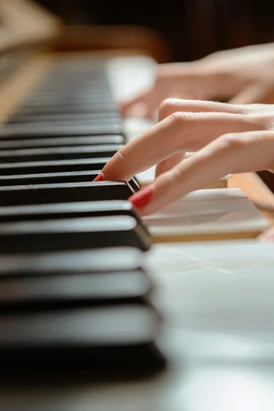 女性のピアノ奏者 — ストック写真