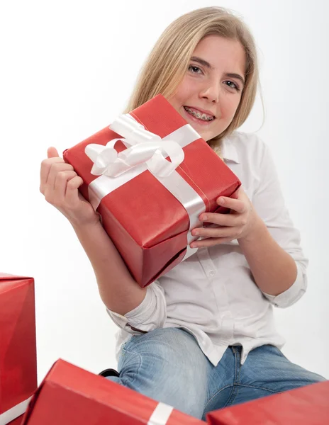 Adolescent avec des cadeaux — Photo