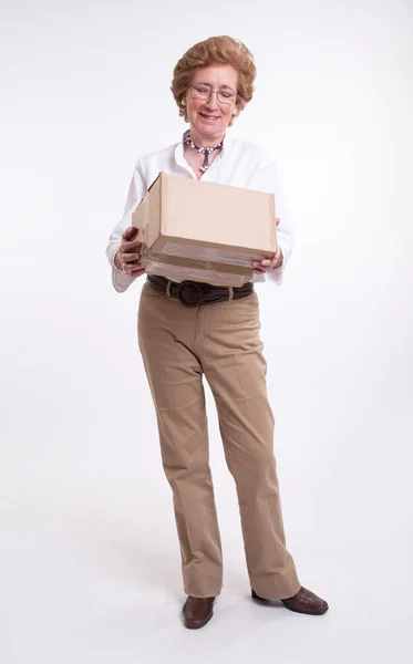 Seniorin mit Paket — Stockfoto