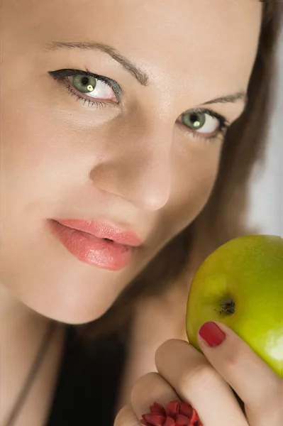 Mulher com maçã verde — Fotografia de Stock