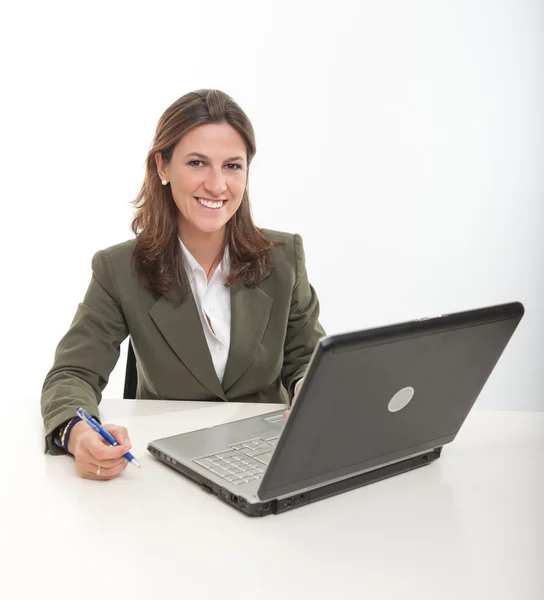 Glückliche Frau an ihrem Schreibtisch — Stockfoto