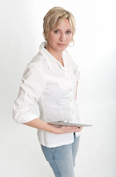 Frau und ihr PC-Tablet — Stockfoto