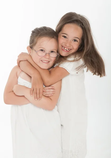 Сестры обнимаются — стоковое фото