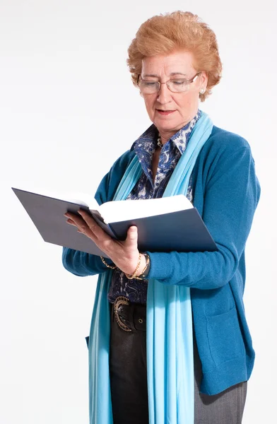 Mujer consultando un libro — Foto de Stock