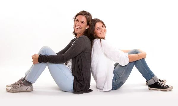 Adolescente feliz e sua mãe rindo — Fotografia de Stock