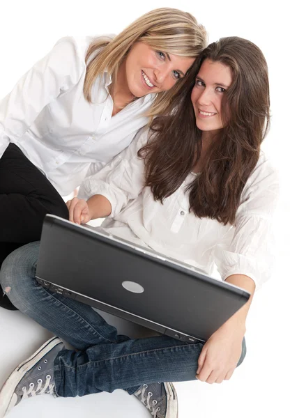 Jonge vrouwelijke vrienden met laptop — Stockfoto