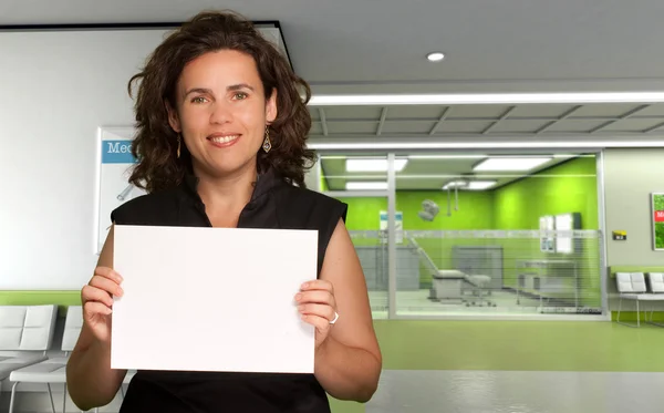 Vrouw met bericht in een ziekenhuis — Stockfoto