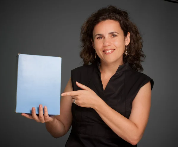 Mujer sonriente presentando una caja en blanco —  Fotos de Stock