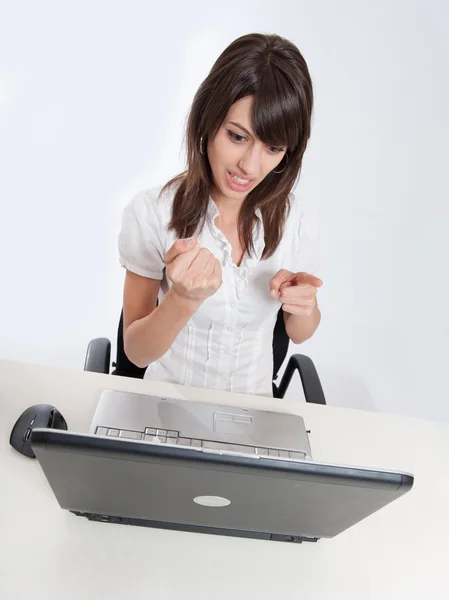 Boos vrouw met laptop — Stockfoto