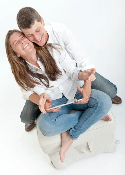 Jovem casal e tablet — Fotografia de Stock