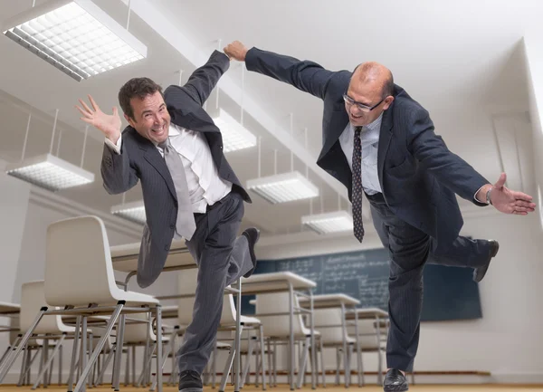 Homens loucos em uma sala de aula — Fotografia de Stock