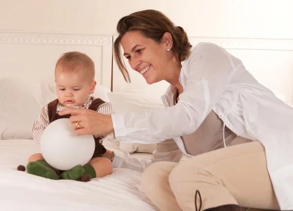 Mama Baby und Ballon — Stockfoto