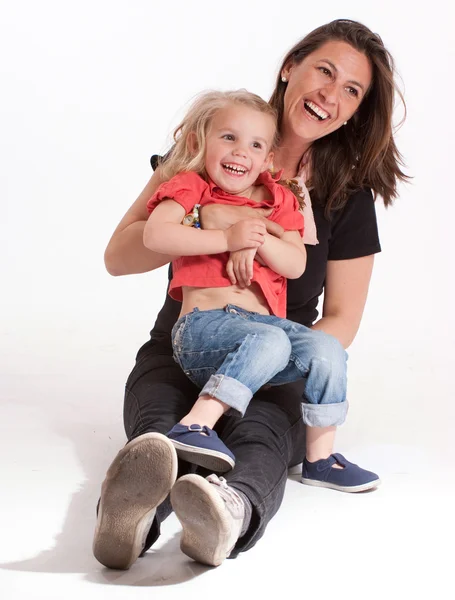 Glückliche Mutter und kleines Mädchen — Stockfoto