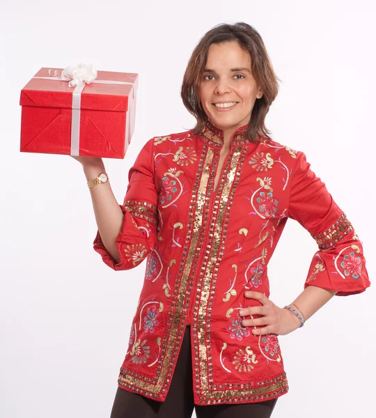 Mulher segurando uma caixa de presente — Fotografia de Stock