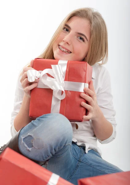 Adolescent heureux avec des cadeaux close-up — Photo