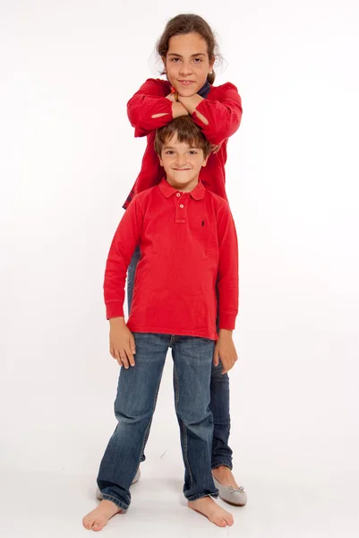 Hermano y hermana en rojo — Foto de Stock