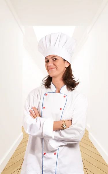 Uśmiechnięta kobieta kucharz w korytarzu — Zdjęcie stockowe