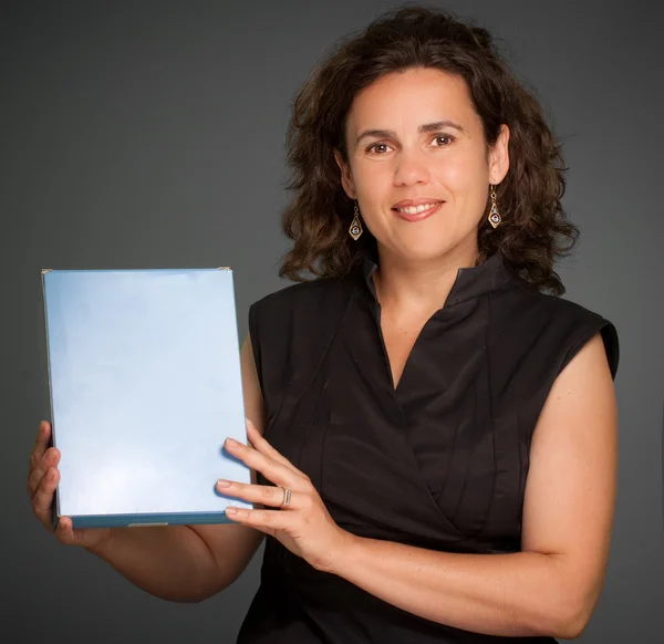 Woman presenting a  blank box — Stock Photo, Image