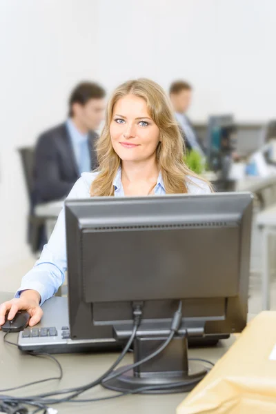 Woman at her office desk — Stock Photo, Image