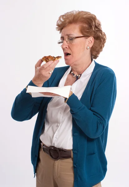 Senior dame eten een pizza deel — Stockfoto