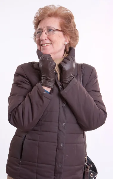 Senhora arrumando seu colarinho casaco — Fotografia de Stock