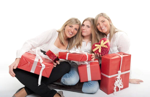 Drei glückliche Schwestern mit Geschenken — Stockfoto
