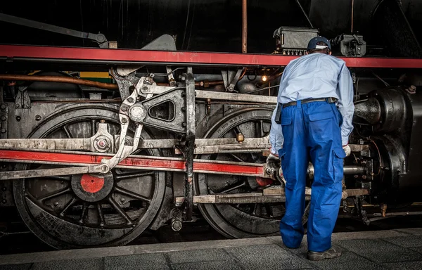 Mecánico por tren viejo —  Fotos de Stock