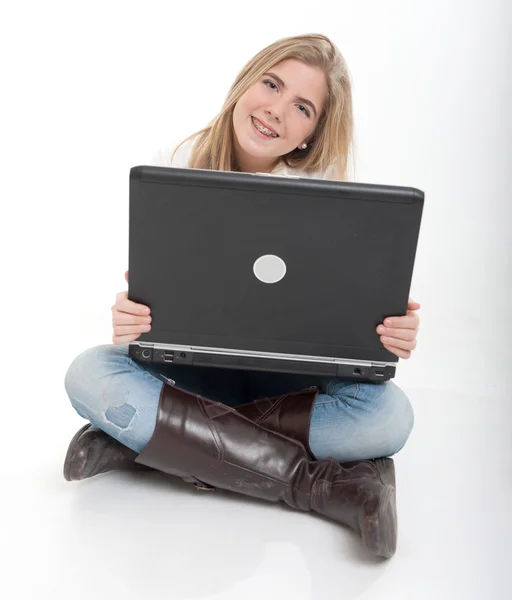 Усміхнений підліток з ноутбуком — стокове фото