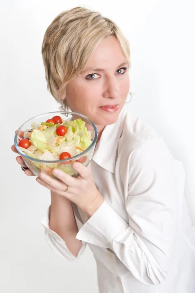 Щаслива жінка тримає салат — стокове фото