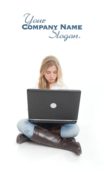 Mädchen im Teenageralter mit Laptop — Stockfoto