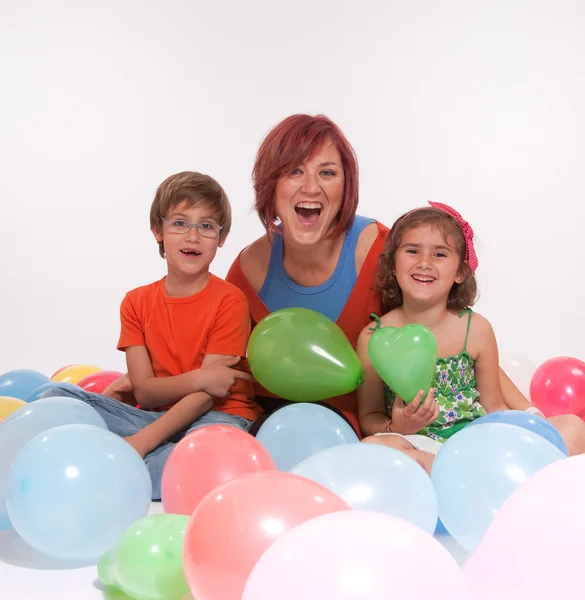 Maman et les enfants s'amusent — Photo