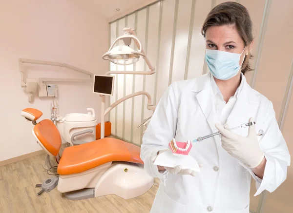 Dentiste expliquant le traitement — Photo