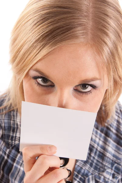 Close-up shot of a pretty blonde with a blank note — Stock Photo, Image