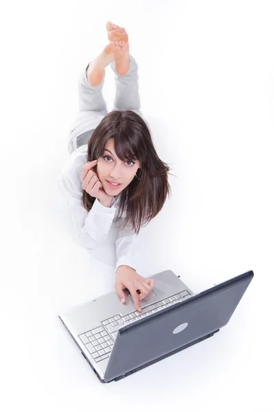 Mujer joven usando el ordenador portátil —  Fotos de Stock