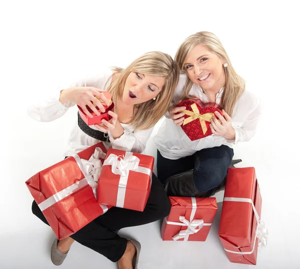 Sisters opening presents — Stock Photo, Image