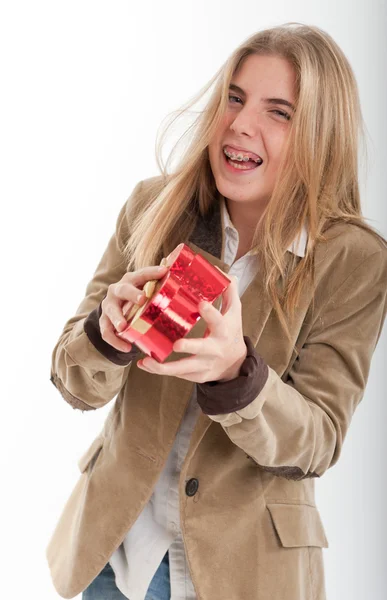 Lachen tiener met hartvormige doos — Stockfoto