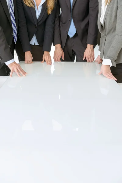 Gente de negocios alrededor de mesa — Foto de Stock