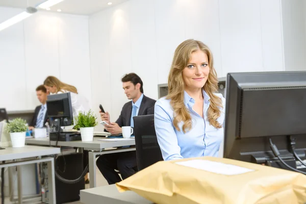 Woman at her office desk — Stock Photo, Image