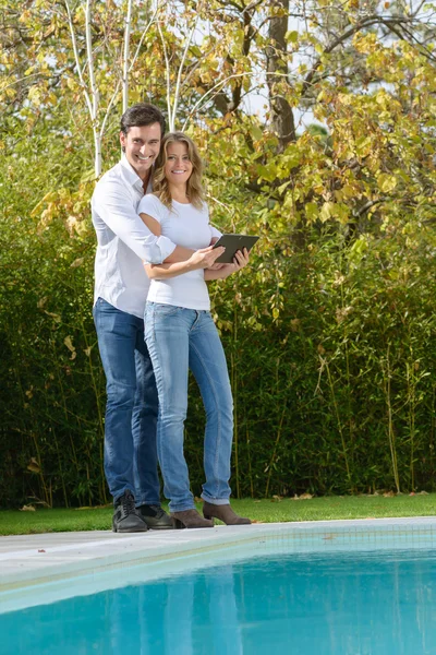 Atractiva pareja con tableta — Foto de Stock