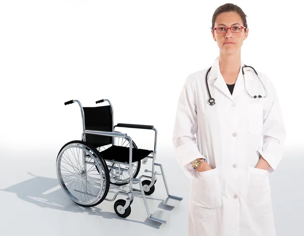 Médico serio y silla de ruedas — Foto de Stock