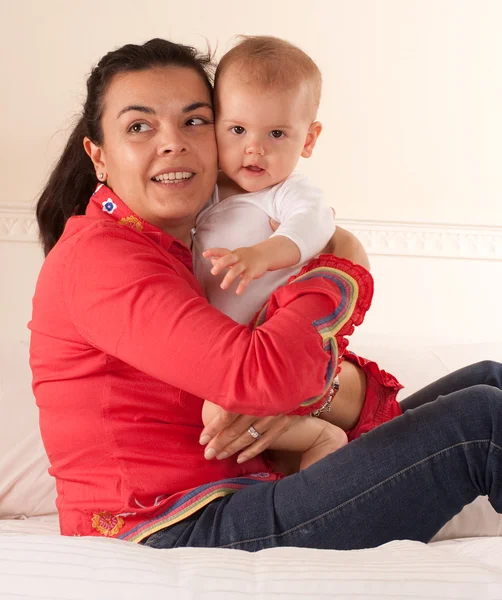 Mutter und Baby umarmen sich — Stockfoto