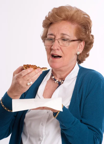 Seniorin mit Pizza — Stockfoto